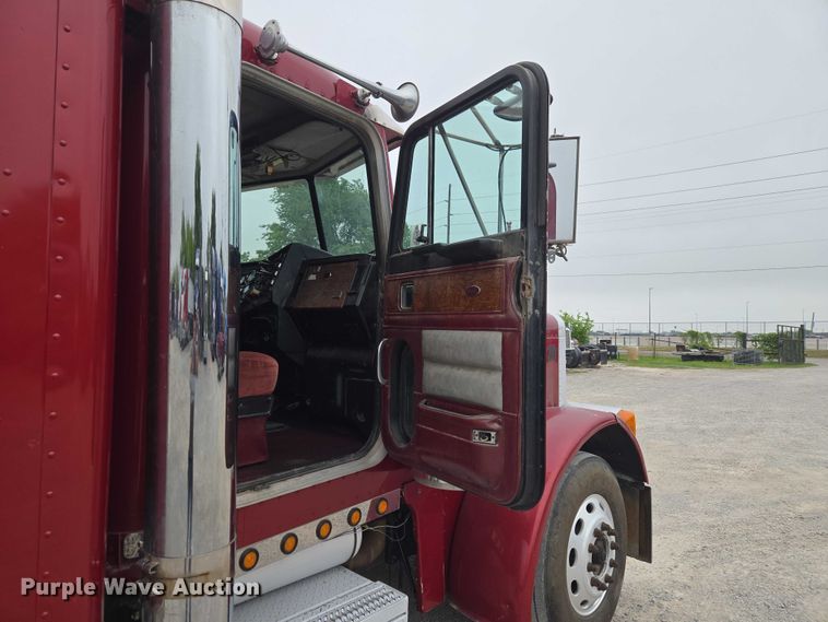 image for item ET5051 2000 Peterbilt 379 truck cab and chassis