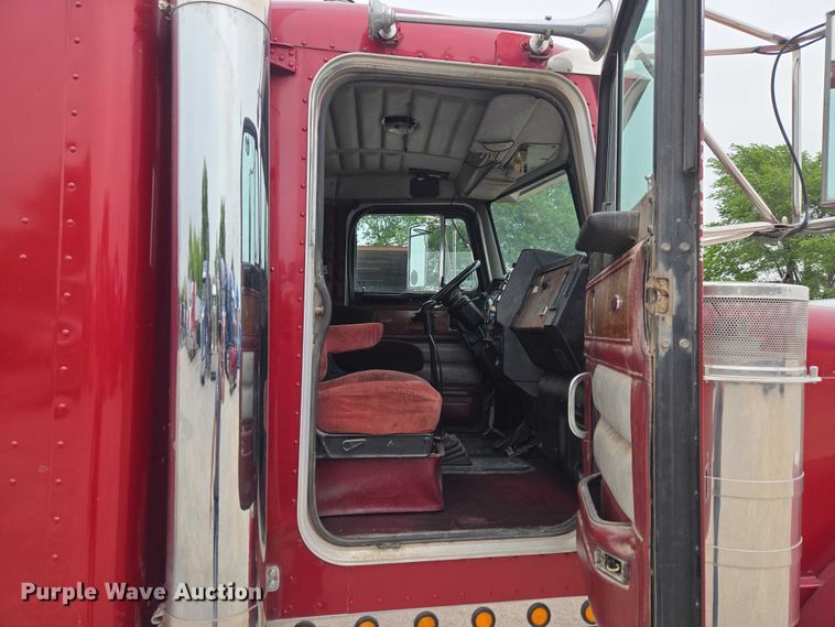 image for item ET5051 2000 Peterbilt 379 truck cab and chassis