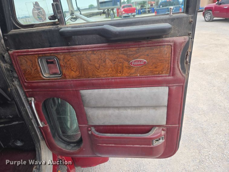 image for item ET5051 2000 Peterbilt 379 truck cab and chassis