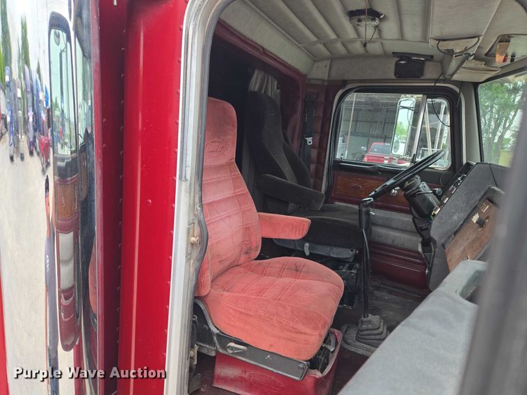 image for item ET5051 2000 Peterbilt 379 truck cab and chassis