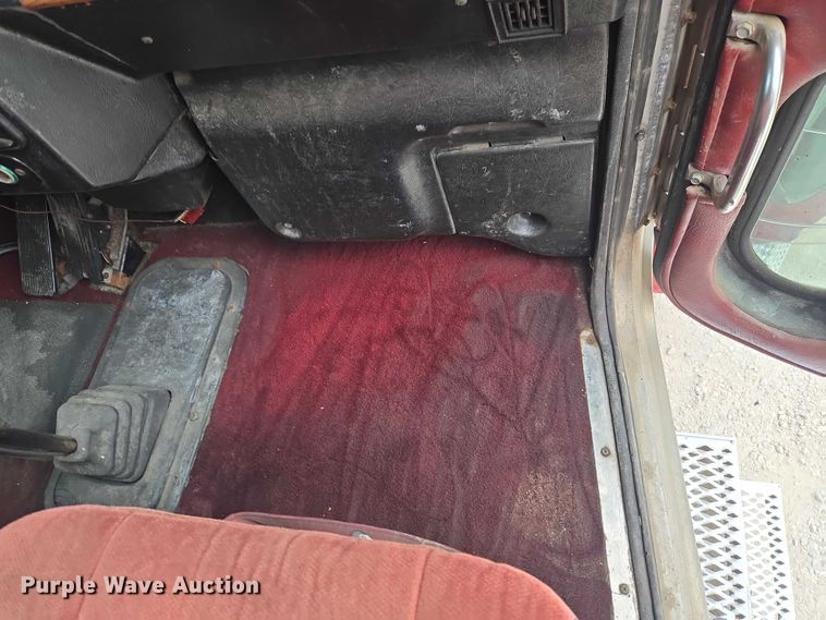 image for item ET5051 2000 Peterbilt 379 truck cab and chassis