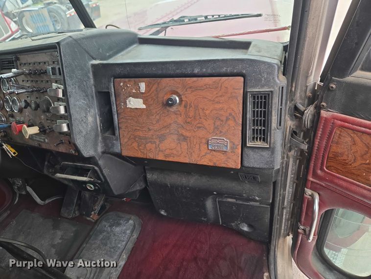 image for item ET5051 2000 Peterbilt 379 truck cab and chassis