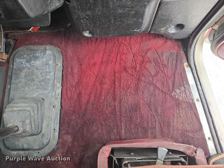 image for item ET5051 2000 Peterbilt 379 truck cab and chassis