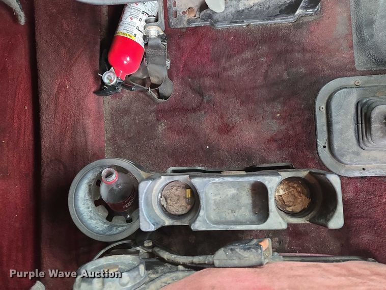 image for item ET5051 2000 Peterbilt 379 truck cab and chassis