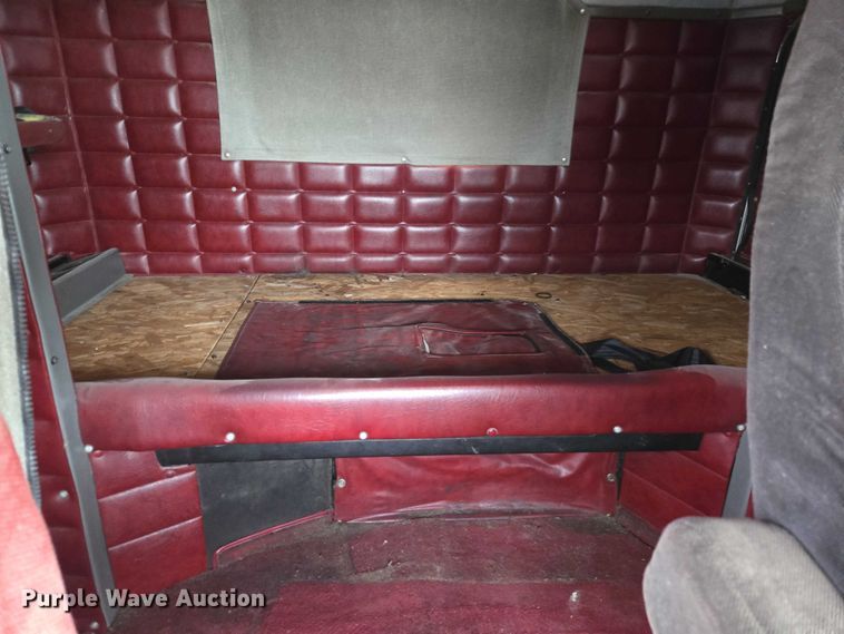 image for item ET5051 2000 Peterbilt 379 truck cab and chassis