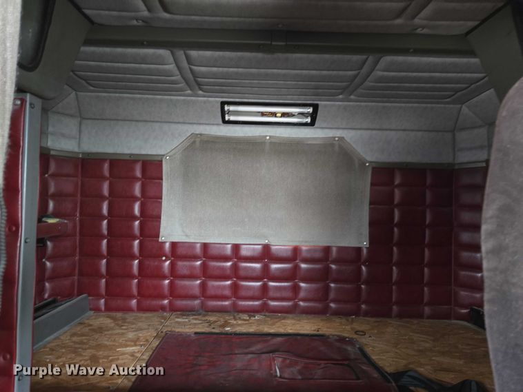 image for item ET5051 2000 Peterbilt 379 truck cab and chassis