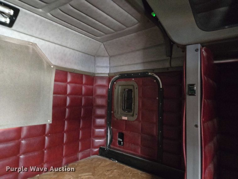 image for item ET5051 2000 Peterbilt 379 truck cab and chassis