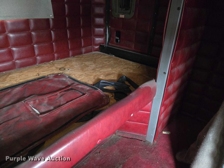 image for item ET5051 2000 Peterbilt 379 truck cab and chassis