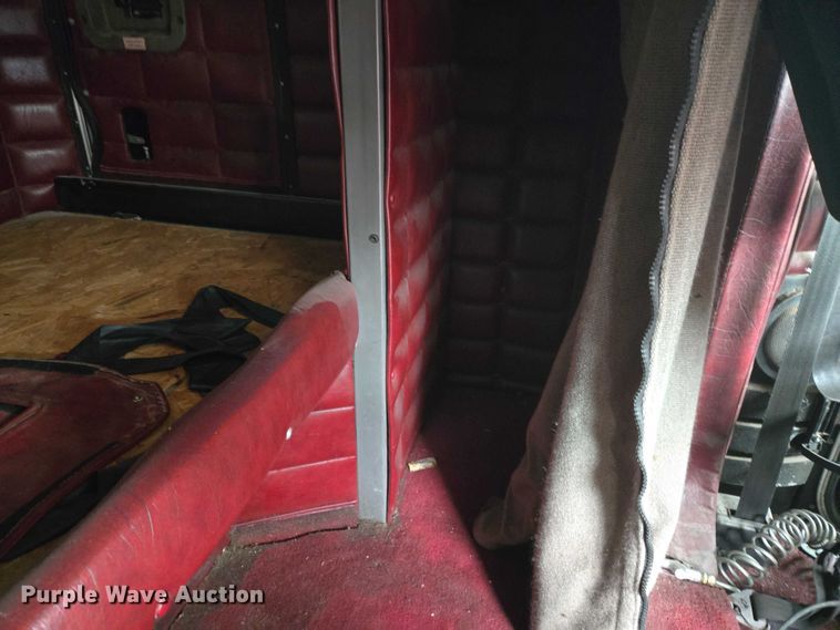 image for item ET5051 2000 Peterbilt 379 truck cab and chassis