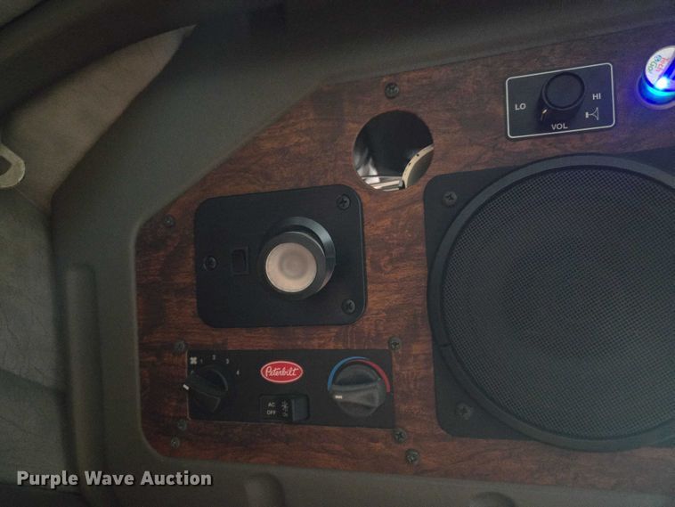 image for item ET5051 2000 Peterbilt 379 truck cab and chassis