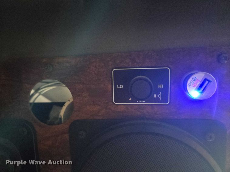 image for item ET5051 2000 Peterbilt 379 truck cab and chassis