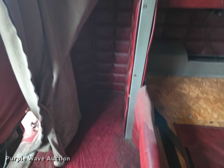 image for item ET5051 2000 Peterbilt 379 truck cab and chassis