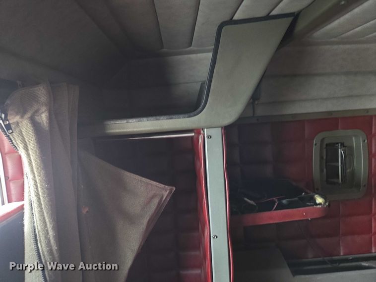 image for item ET5051 2000 Peterbilt 379 truck cab and chassis