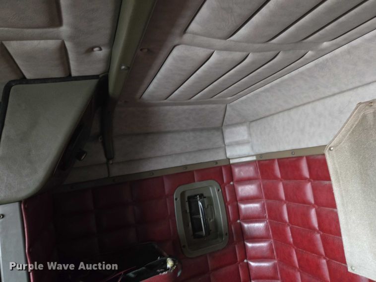 image for item ET5051 2000 Peterbilt 379 truck cab and chassis