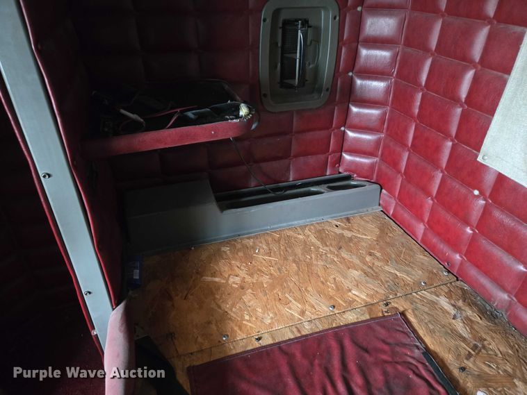 image for item ET5051 2000 Peterbilt 379 truck cab and chassis