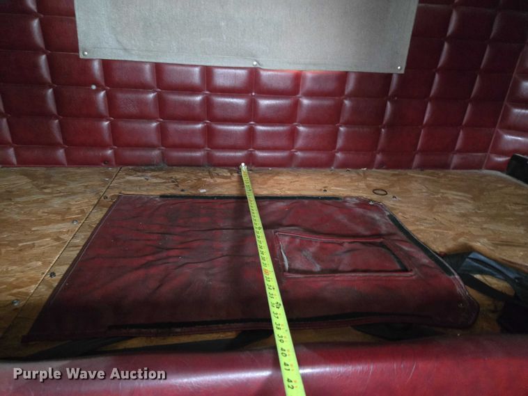 image for item ET5051 2000 Peterbilt 379 truck cab and chassis