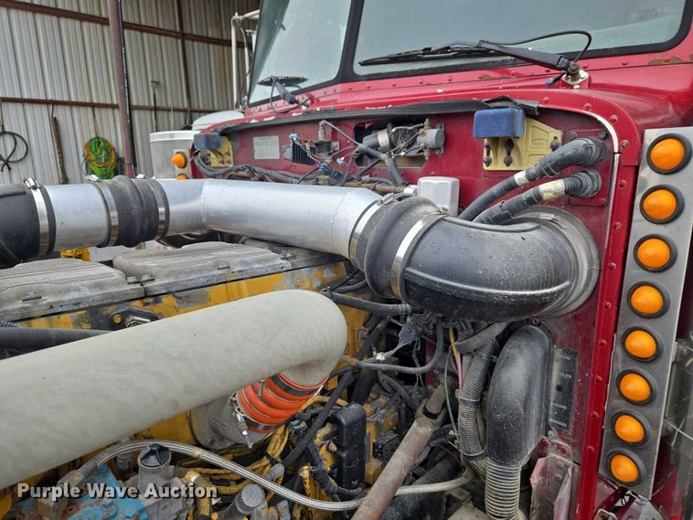 image for item ET5051 2000 Peterbilt 379 truck cab and chassis