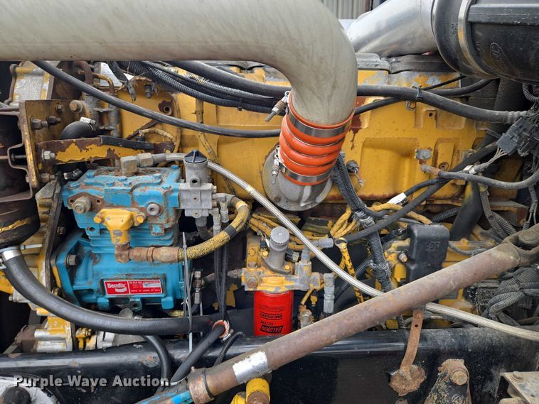 image for item ET5051 2000 Peterbilt 379 truck cab and chassis