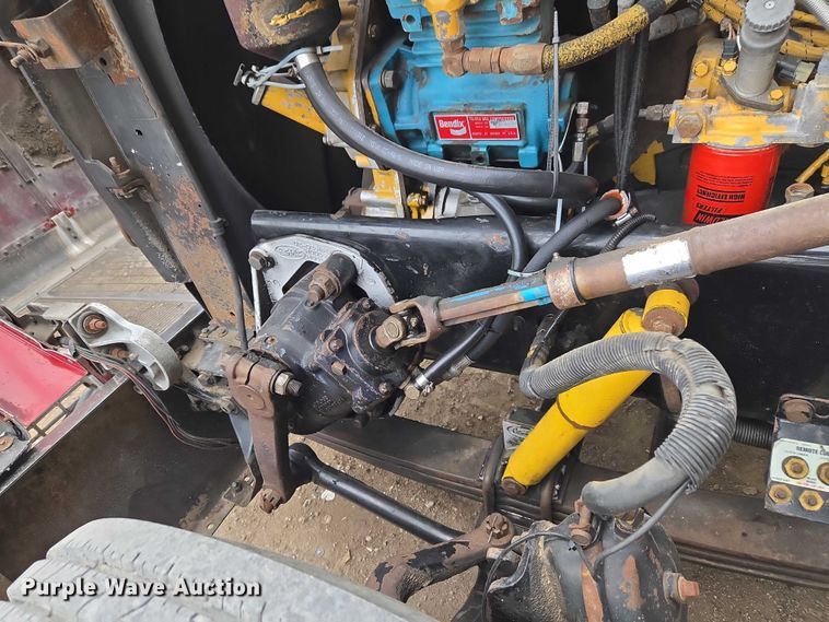 image for item ET5051 2000 Peterbilt 379 truck cab and chassis