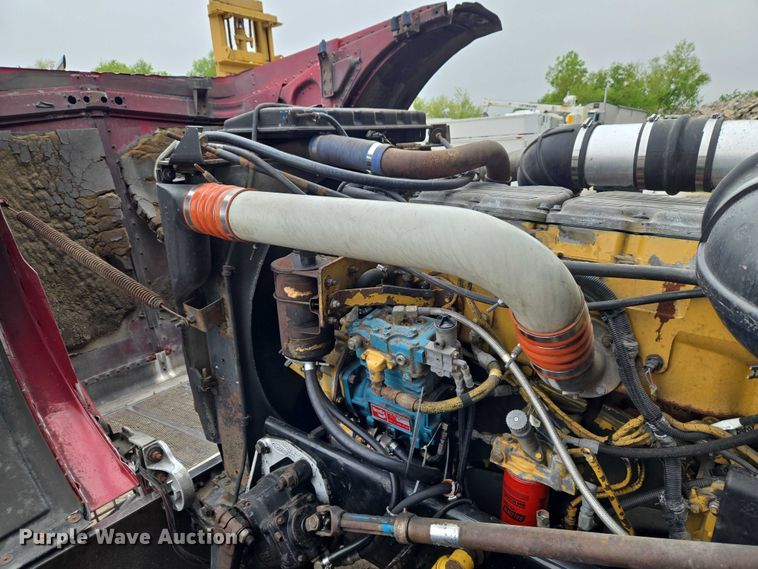 image for item ET5051 2000 Peterbilt 379 truck cab and chassis