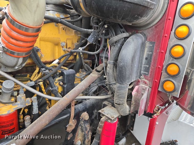 image for item ET5051 2000 Peterbilt 379 truck cab and chassis