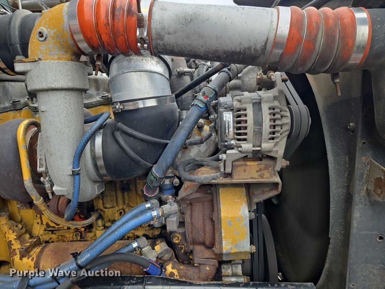 image for item ET5051 2000 Peterbilt 379 truck cab and chassis