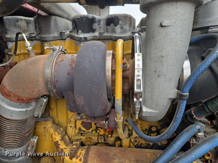 image for item ET5051 2000 Peterbilt 379 truck cab and chassis