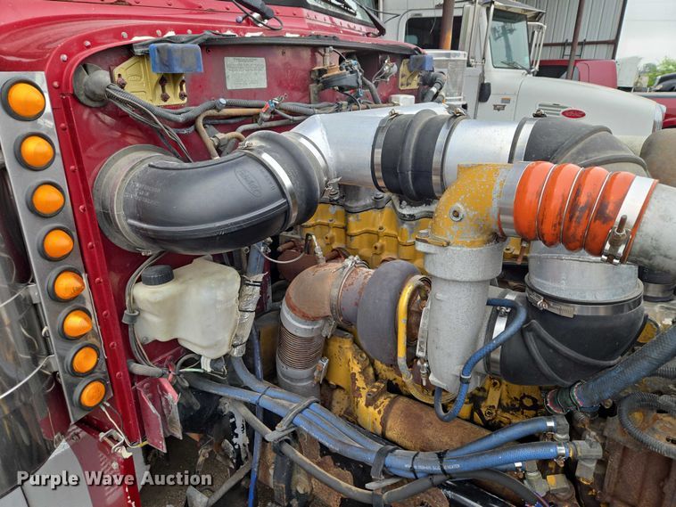 image for item ET5051 2000 Peterbilt 379 truck cab and chassis