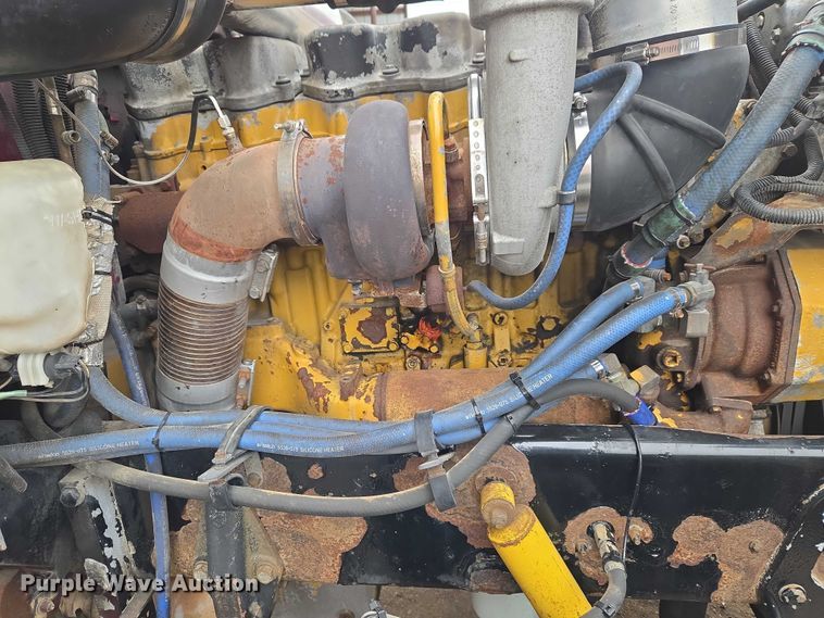 image for item ET5051 2000 Peterbilt 379 truck cab and chassis