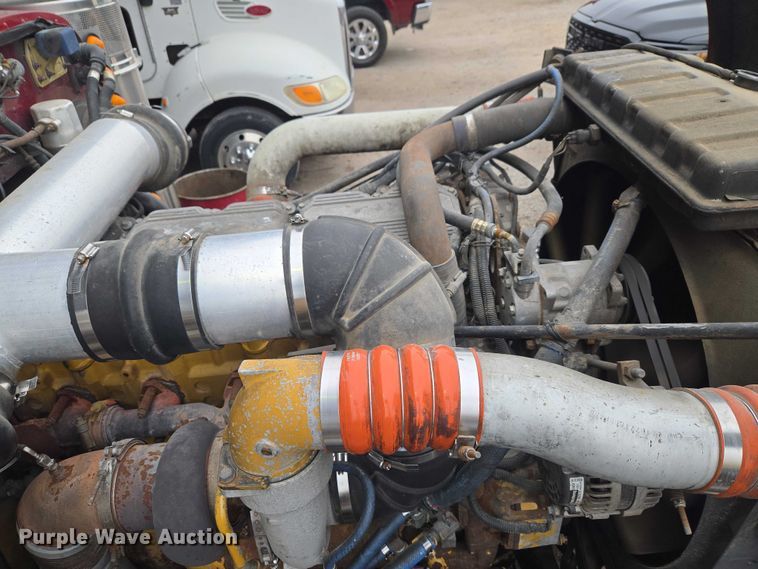 image for item ET5051 2000 Peterbilt 379 truck cab and chassis