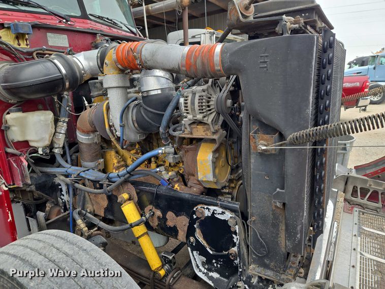 image for item ET5051 2000 Peterbilt 379 truck cab and chassis