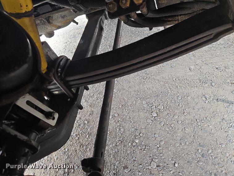 image for item ET5051 2000 Peterbilt 379 truck cab and chassis