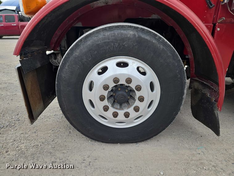 image for item ET5051 2000 Peterbilt 379 truck cab and chassis