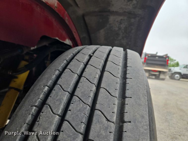 image for item ET5051 2000 Peterbilt 379 truck cab and chassis