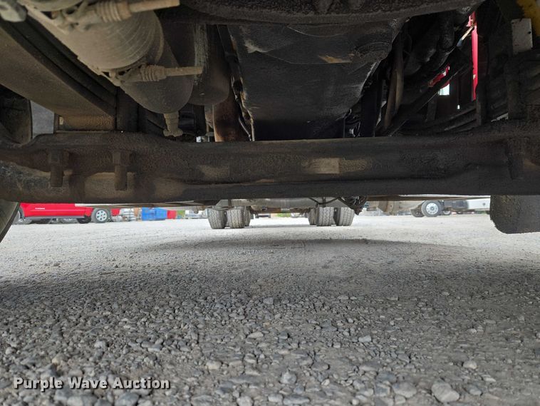 image for item ET5051 2000 Peterbilt 379 truck cab and chassis