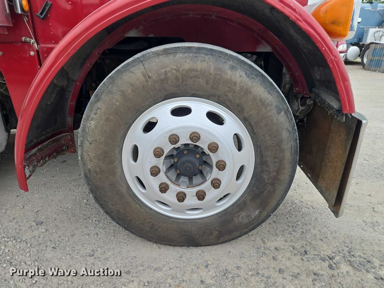 image for item ET5051 2000 Peterbilt 379 truck cab and chassis