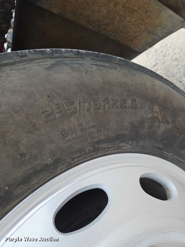 image for item ET5051 2000 Peterbilt 379 truck cab and chassis