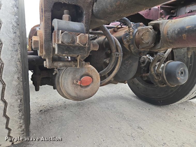 image for item ET5051 2000 Peterbilt 379 truck cab and chassis