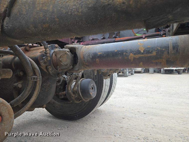 image for item ET5051 2000 Peterbilt 379 truck cab and chassis