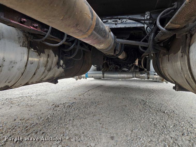 image for item ET5051 2000 Peterbilt 379 truck cab and chassis