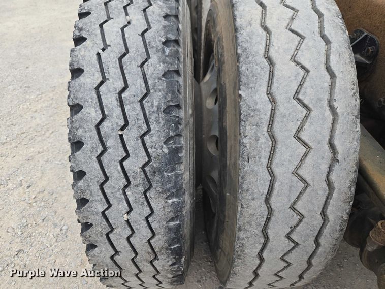 image for item ET5051 2000 Peterbilt 379 truck cab and chassis