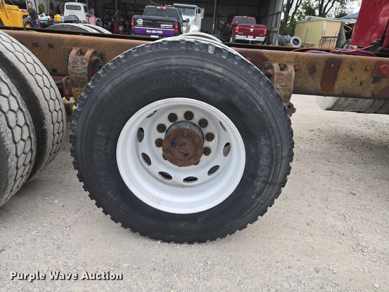 image for item ET5051 2000 Peterbilt 379 truck cab and chassis