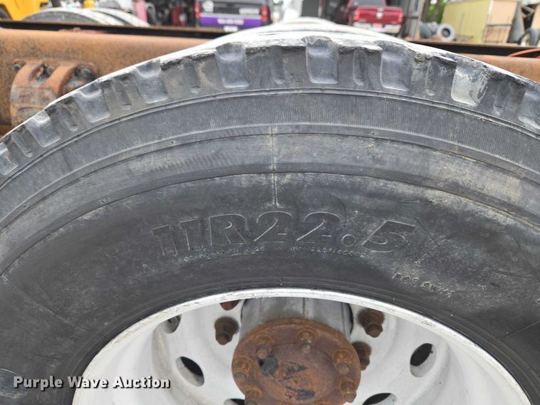 image for item ET5051 2000 Peterbilt 379 truck cab and chassis