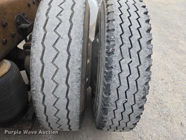 image for item ET5051 2000 Peterbilt 379 truck cab and chassis