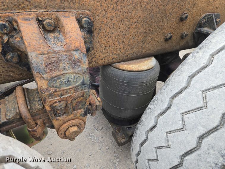 image for item ET5051 2000 Peterbilt 379 truck cab and chassis