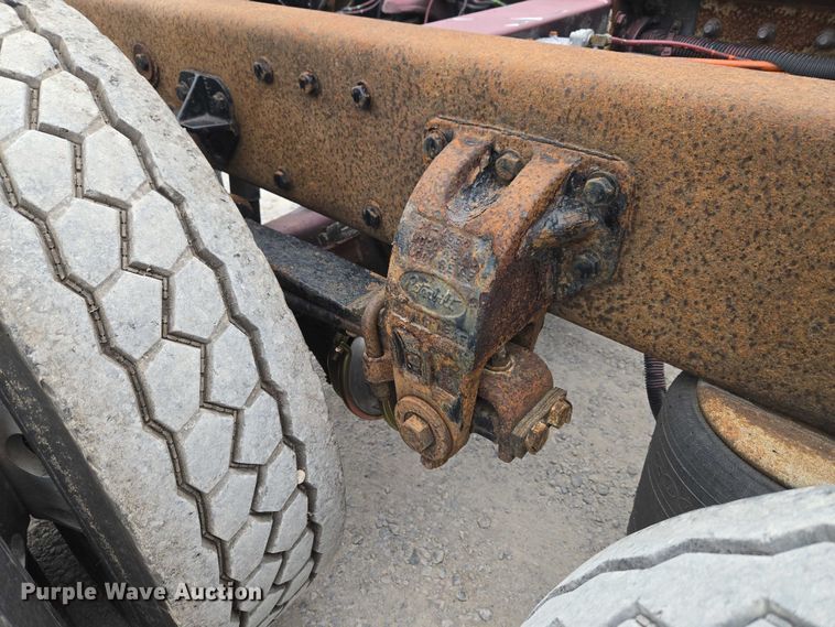 image for item ET5051 2000 Peterbilt 379 truck cab and chassis