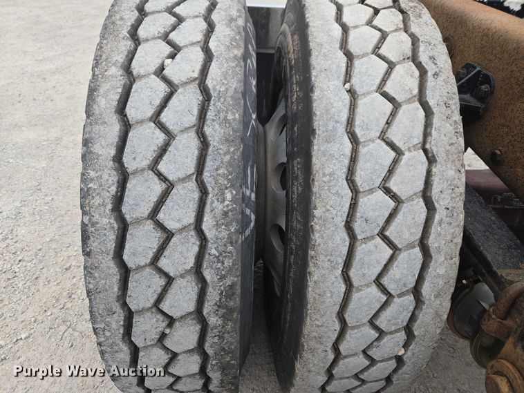 image for item ET5051 2000 Peterbilt 379 truck cab and chassis