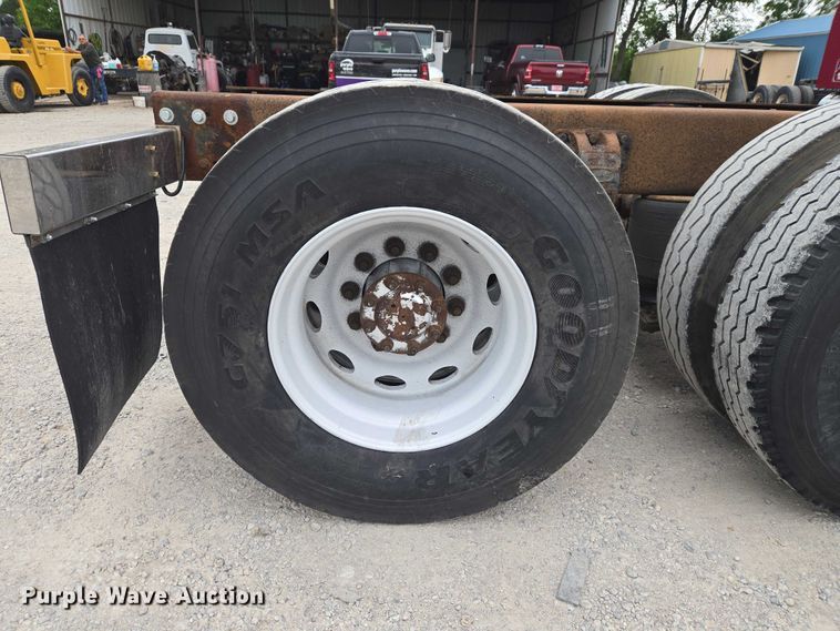 image for item ET5051 2000 Peterbilt 379 truck cab and chassis