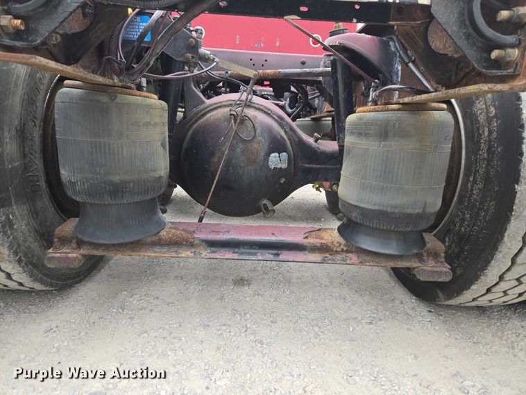 image for item ET5051 2000 Peterbilt 379 truck cab and chassis