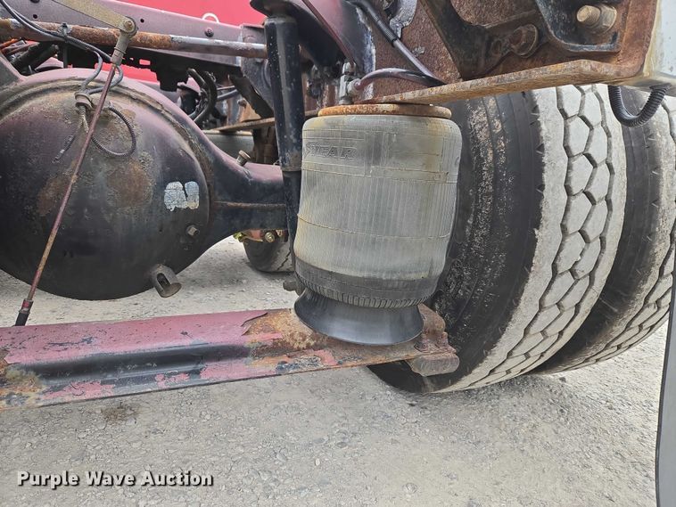 image for item ET5051 2000 Peterbilt 379 truck cab and chassis